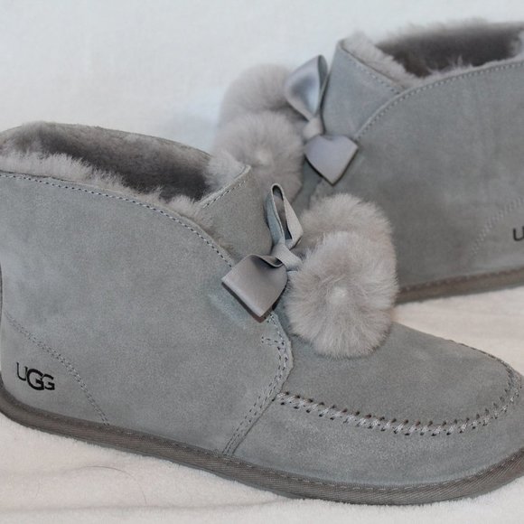 UGG KALLEN GRAY‎ POM SUEDE SLIPPERS HOUSE SHOES - Picture 1 of 8